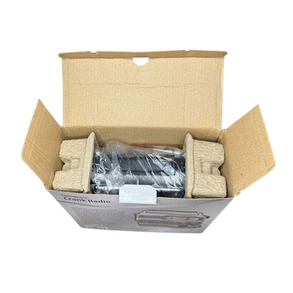 Radio Shack Emergency Crank Radio 20-238 AM/FM Flashlight Generator Powered NEW - Picture 4 of 4